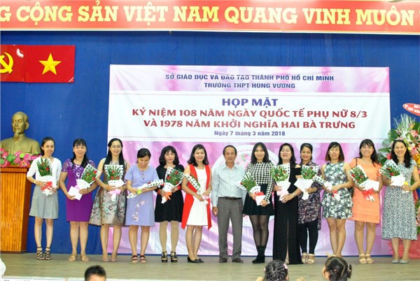 Khen thưởng phụ nữ 2 giỏi.jpg
